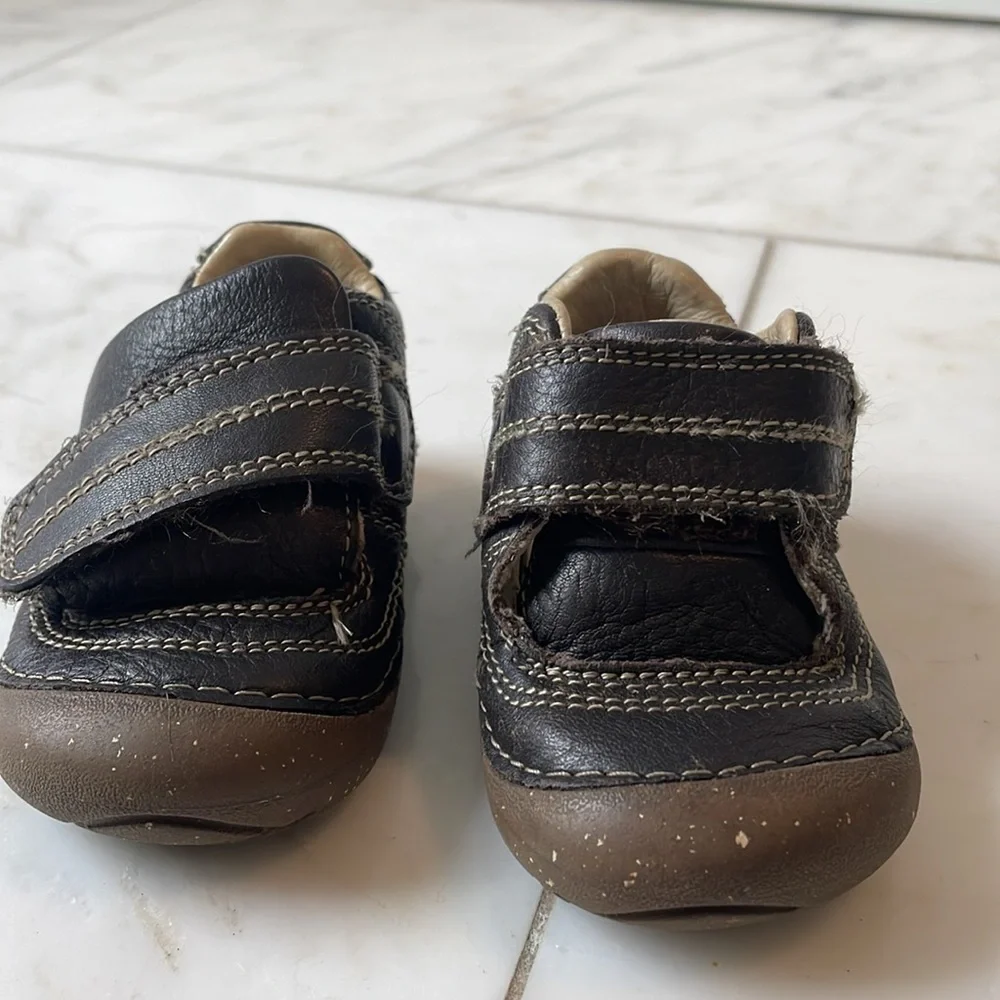 Stride Rite, baby walker Velcro leather shoe, size boy 2.5 months great shape